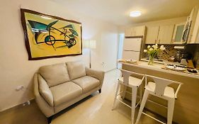 Compact Haven With Private Entrance And Free Parking And Laundry